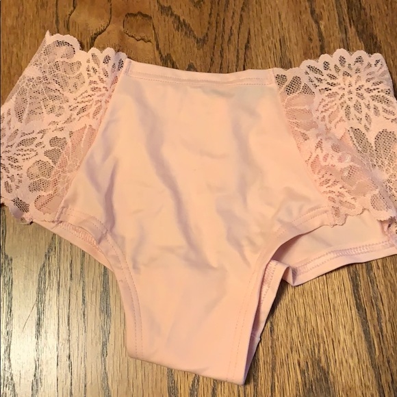 𝙿𝚒𝚗𝚔 𝚟𝚜 𝚞𝚗𝚍𝚒𝚎𝚜 - Picture 2 of 4